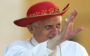 Benedict XVI waiving to admires